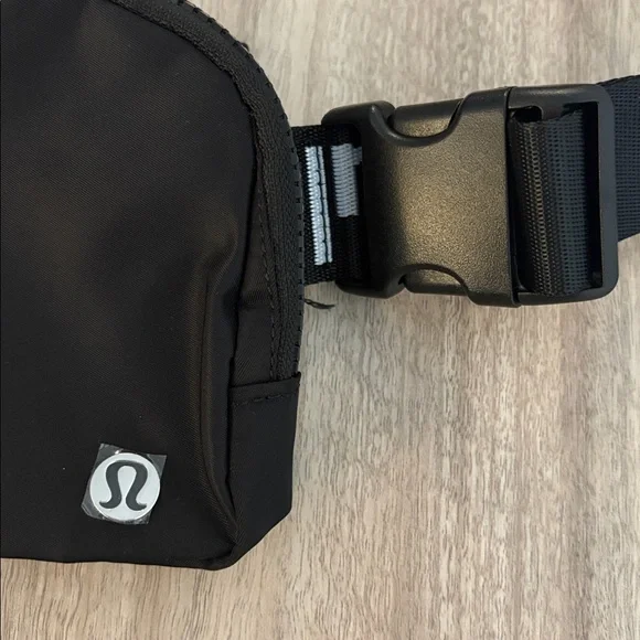 New Lululemon Logo Everywhere Belt Bag 1L Black - Picture 4 of 7